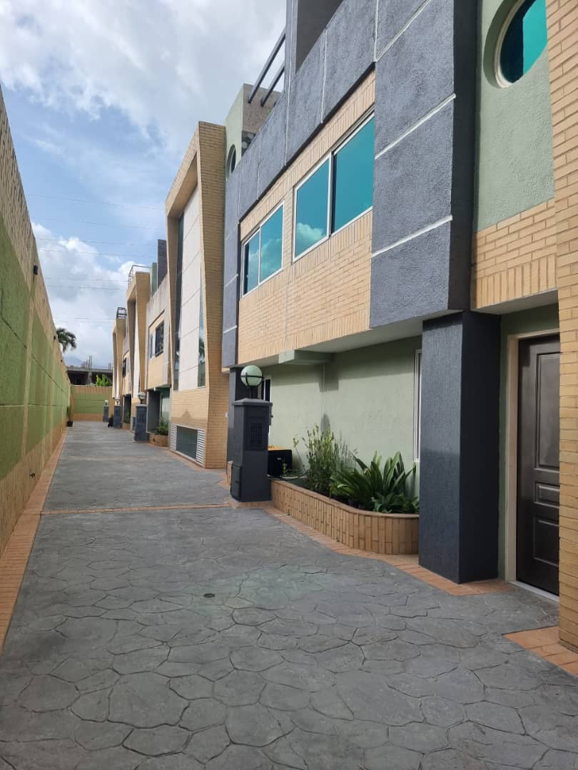 Spectacular Townhouse in Mañongo